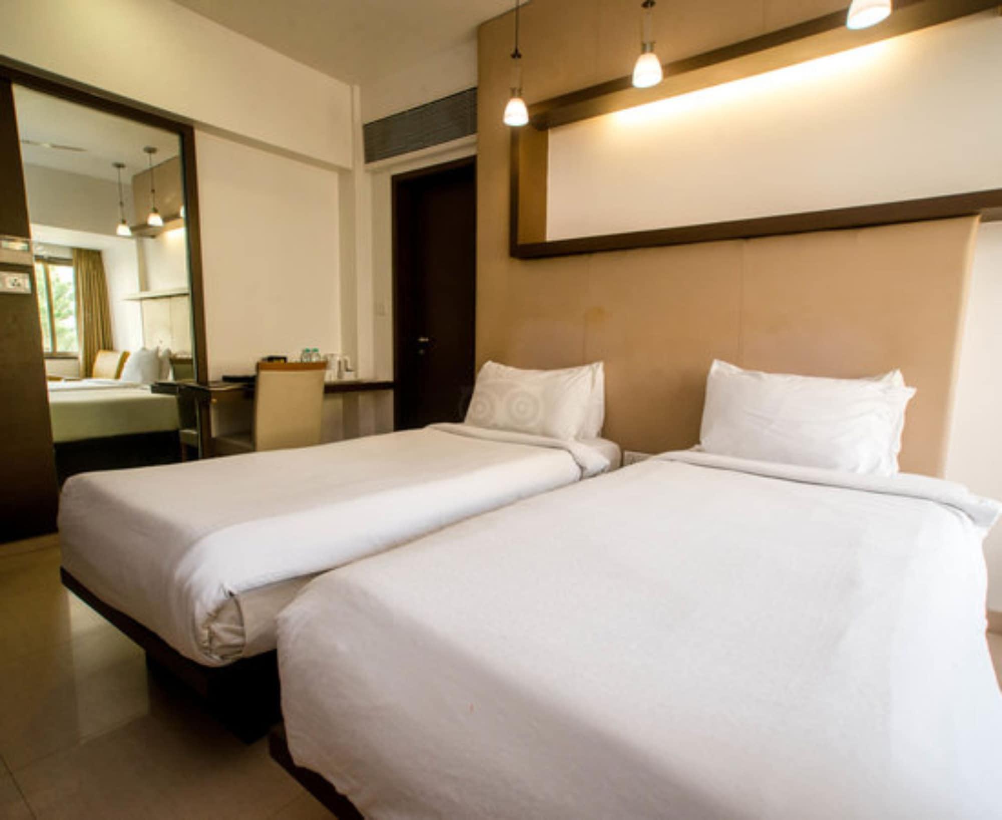 The Oriental Residency Hotell Mumbai Exteriör bild