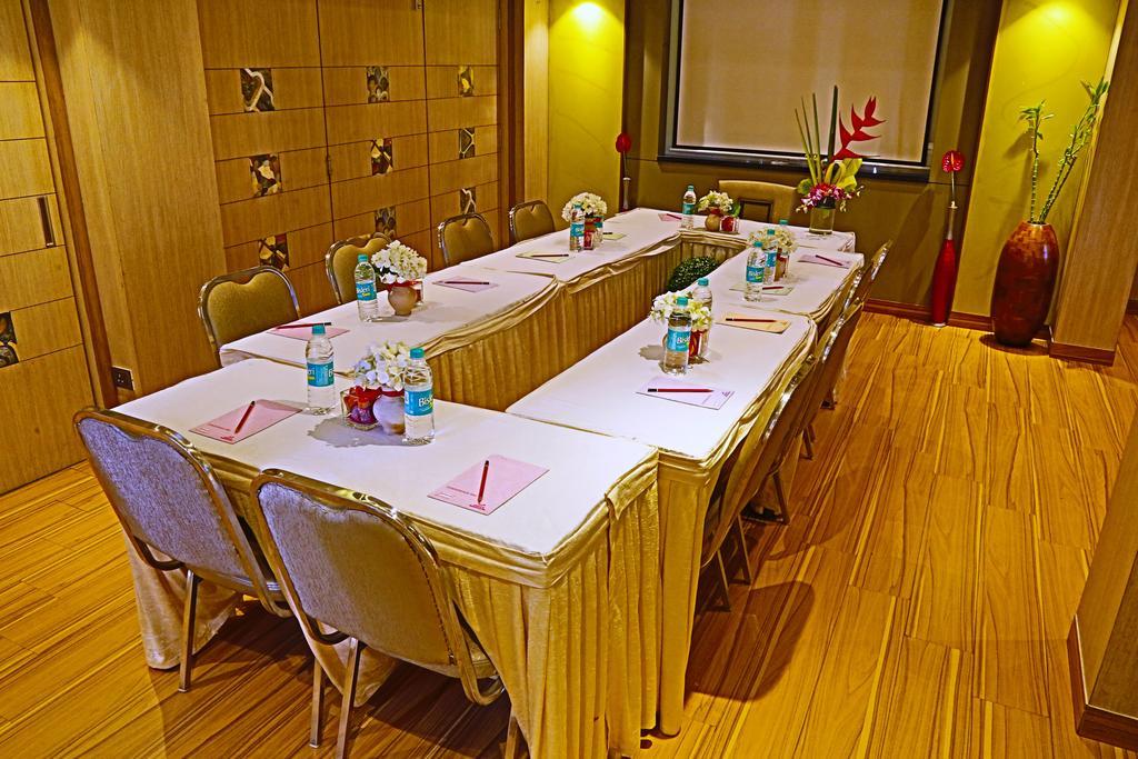 The Oriental Residency Hotell Mumbai Exteriör bild