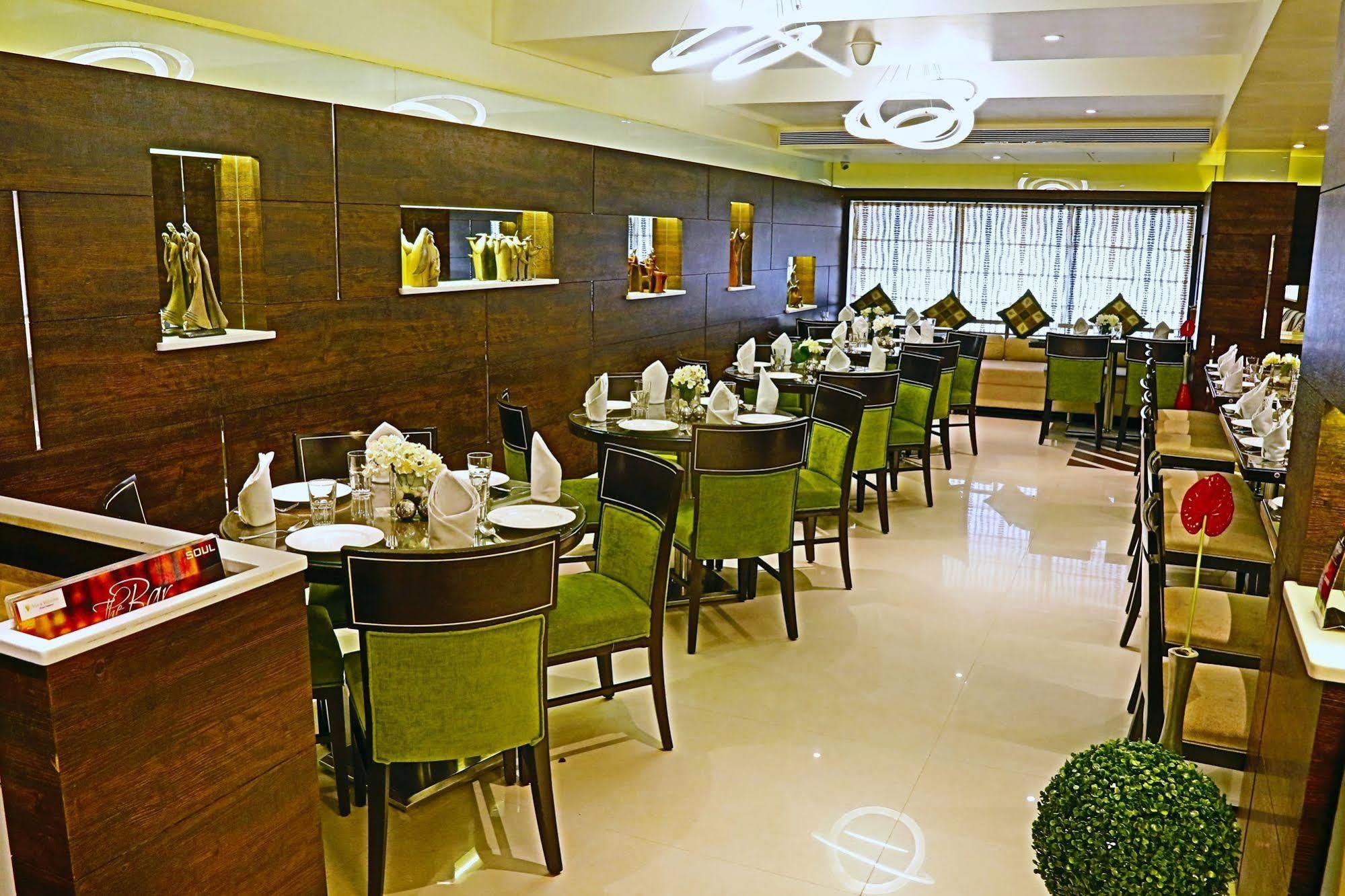 The Oriental Residency Hotell Mumbai Exteriör bild